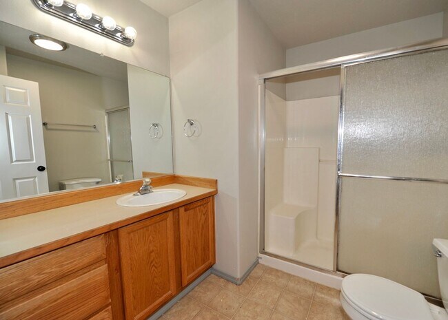Building Photo - 3 bed 2 bath townhome