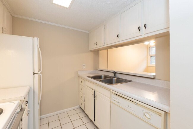 Building Photo - Two Bedroom End Unit Home!
