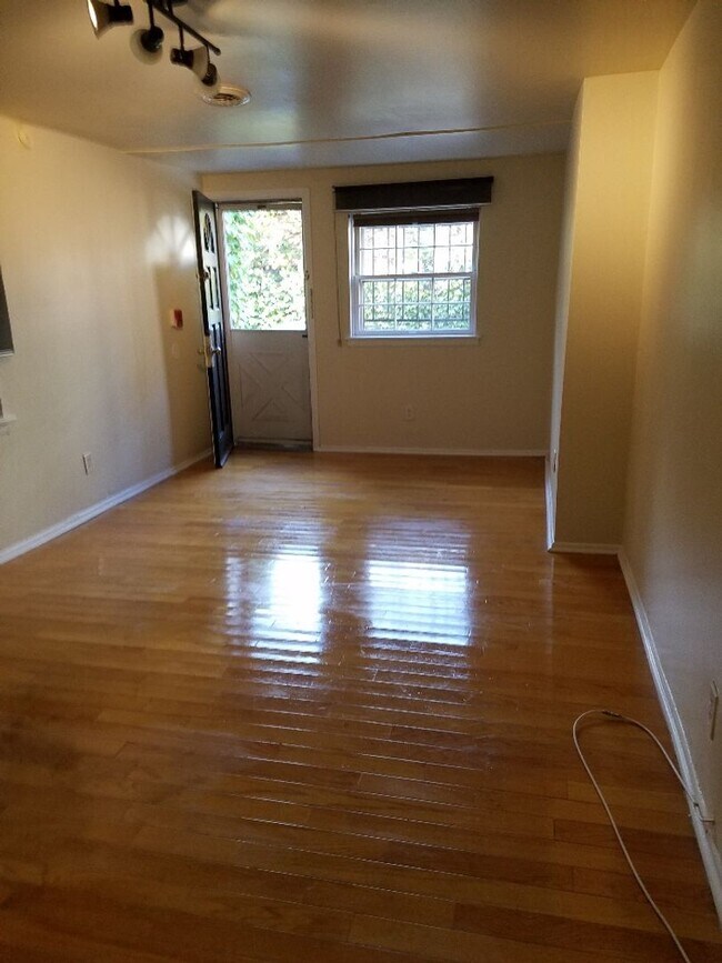 Primary Photo - Spacious 1 BR w/ Private Entrance & Renova...