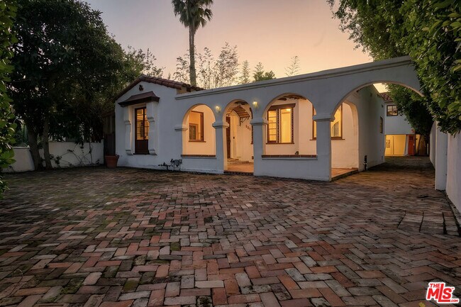 Building Photo - 449 N Sweetzer Ave