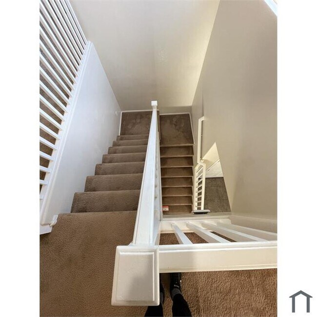 Building Photo - 2 Story Home with Gorgeous Tile Floors Downstairs