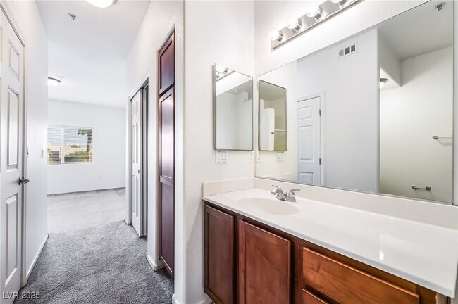 Building Photo - 2291 W Horizon Ridge Pkwy