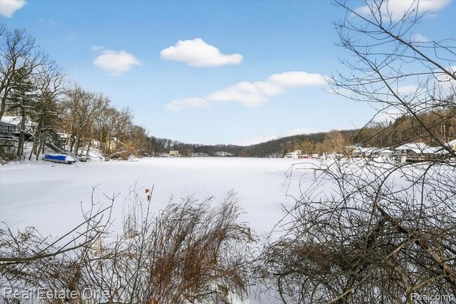 Building Photo - 874 N Main St