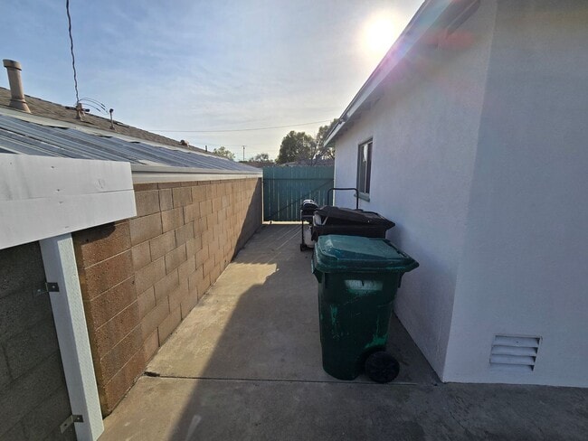 Building Photo - Classic 3 Bed, 2 Bath Home on Large Lot