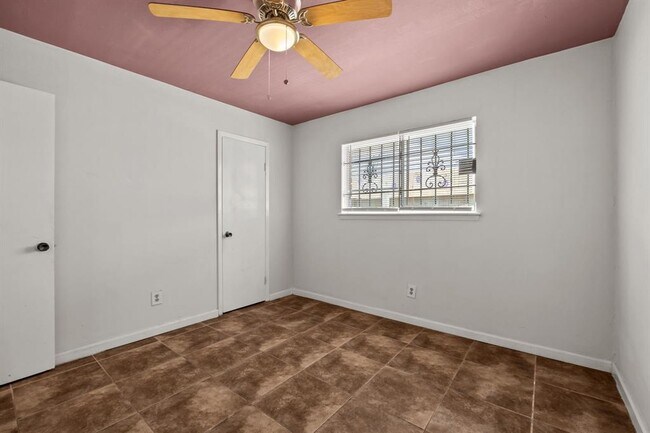 Building Photo - 6619 Indian Lake Dr