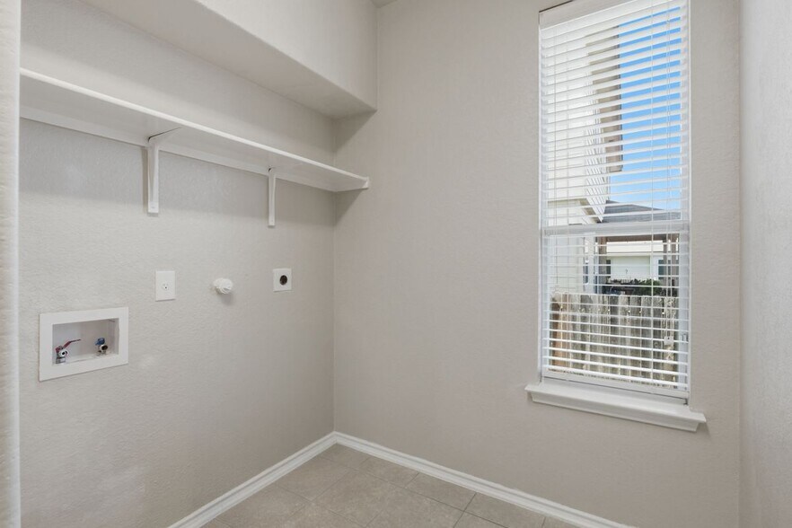 Building Photo - 810 Campion Red