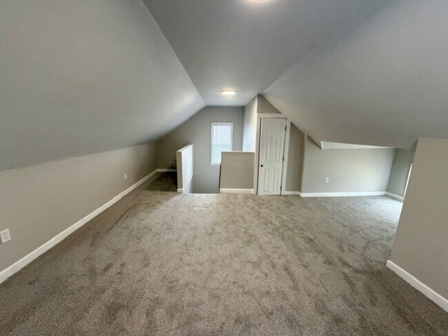 Building Photo - For Lease : 5 bedroom 1 1/2 bathroom fully renovated home in nice area. Call KPM 313-429-3244