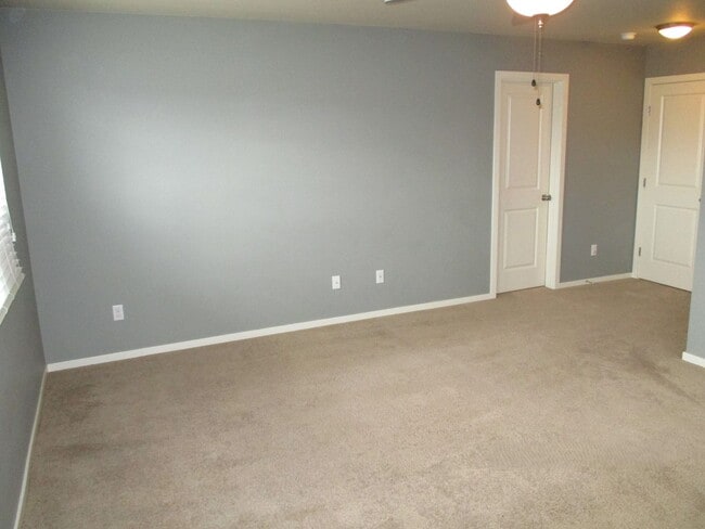 Building Photo - 3BD/2.5BA South Hill Puyallup Home - Stainless Appliances, Two Fireplaces & W/D Included