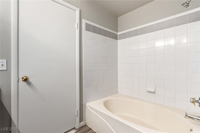 Building Photo - 7413 W Russell Rd