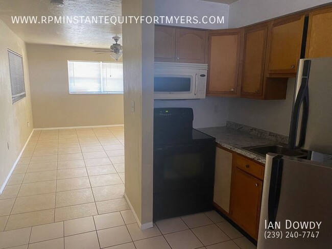 Building Photo - Very Spacious 1/1 Duplex with fenced in ba...