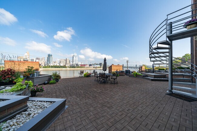 Building Photo - 1 Riverside Pl