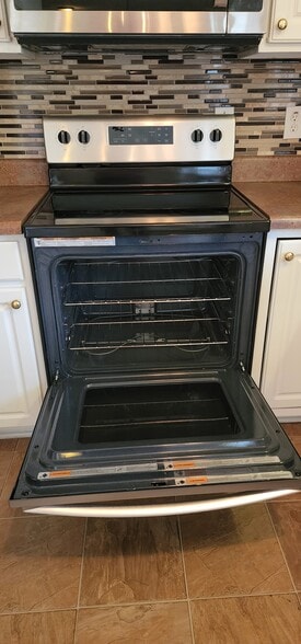 Samsung Electric Range - 837 Shackleton Rd