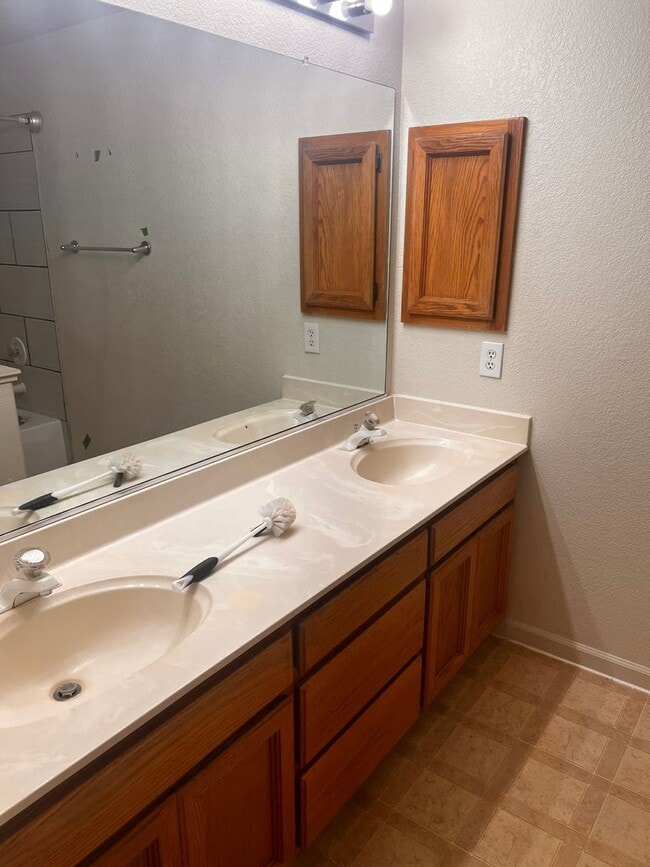 Building Photo - Large Browns Valley home 5/3 2229 Sq Ft.