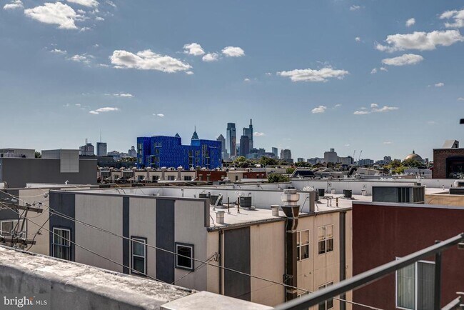 Building Photo - 220 W George St