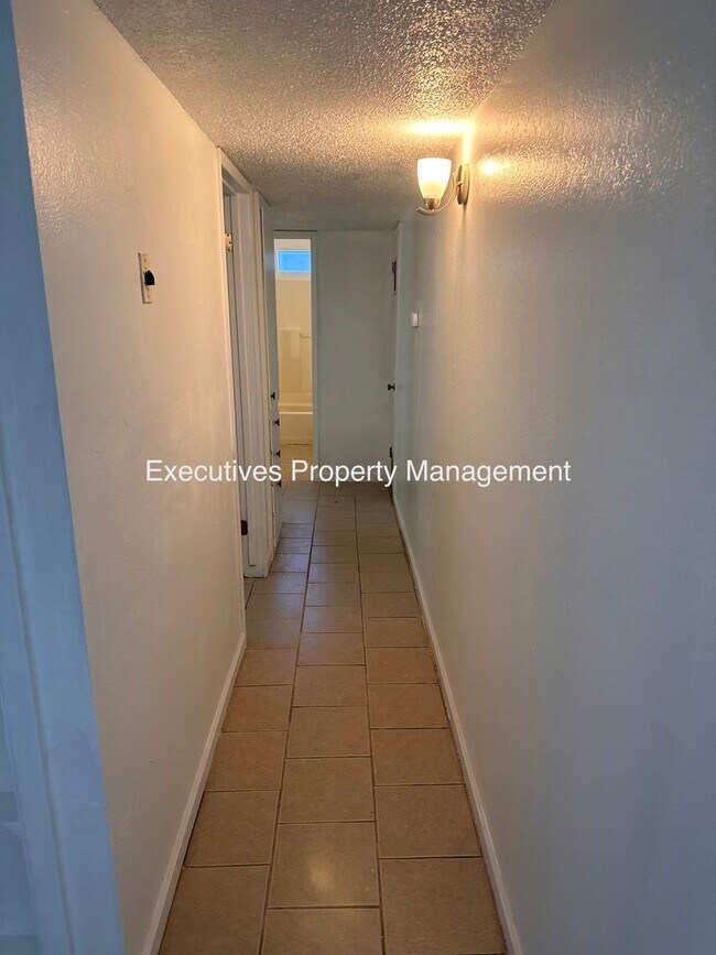 Building Photo - 1202 Kings Ave