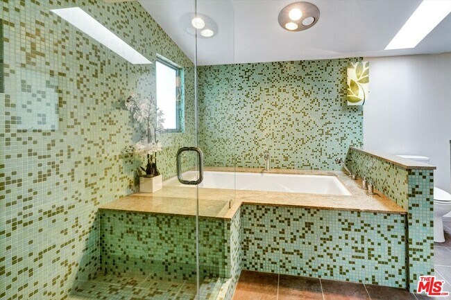 Building Photo - 2755 Carmar Dr