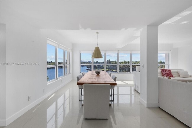 Building Photo - 9102 W Bay Harbor Dr