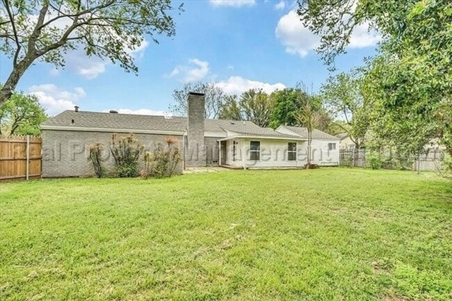 Building Photo - 6400 Greenway Rd