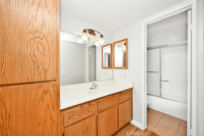 Building Photo - 2805