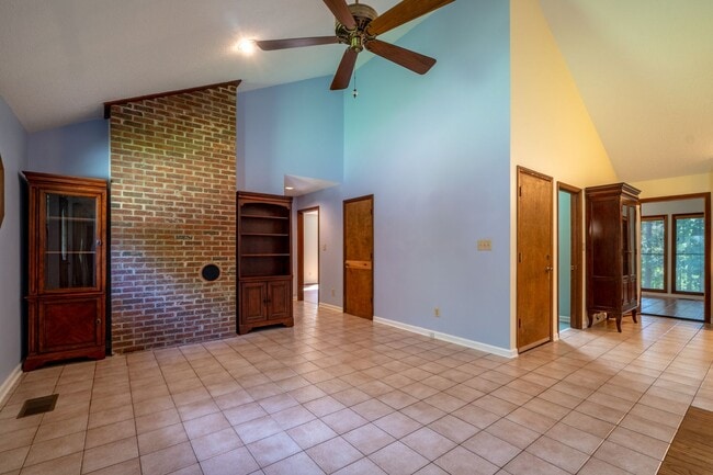Building Photo - Meticulously maintained property with a st...