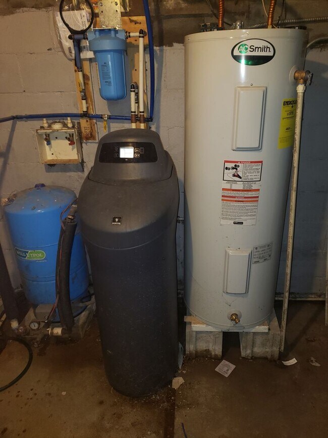 Building Photo - LEO  3 BR 1 Bath