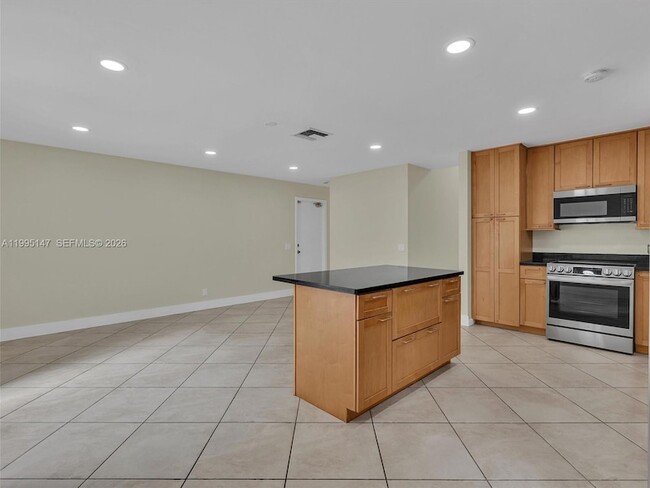 Building Photo - 2158 Baton Rouge