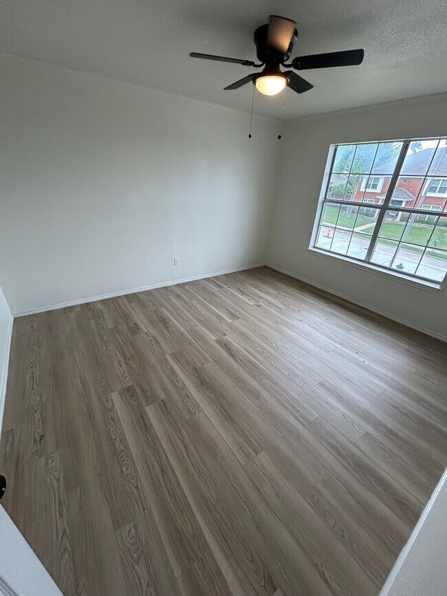 Building Photo - 1131 Holly Dr