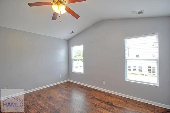 Building Photo - 207 Bender St