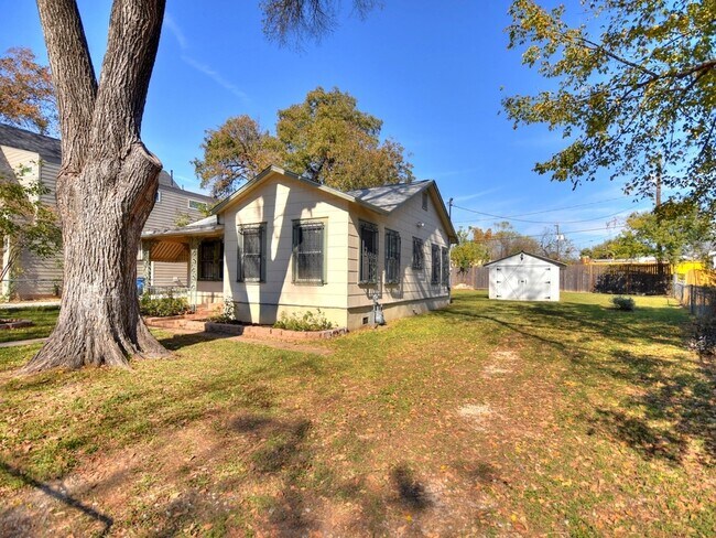 Building Photo - Charming 2 bed/1 bath home in the East side