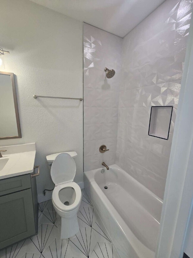 Building Photo - New Construction, 3 bed 3 bath near downtown!