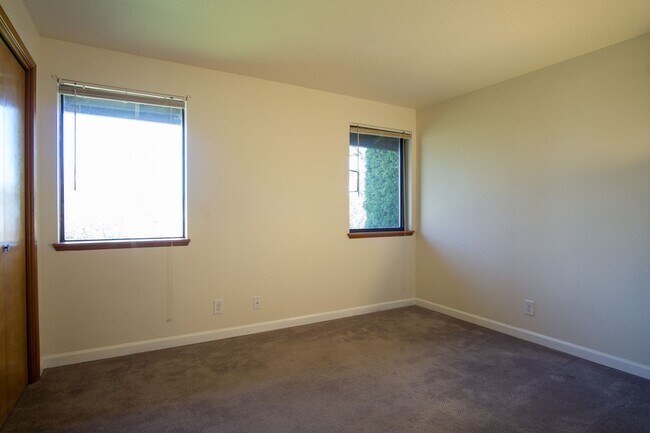 Building Photo - Updated Townhouse with Garage, Patio, DW, WD + FIREPLACE!!