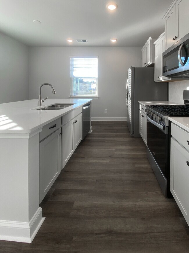 Building Photo - 7047 Shooting Star Way