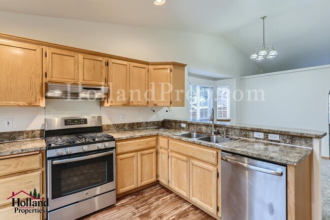 Building Photo - Lovely 3-Bedroom Hillsboro Home with A/C!