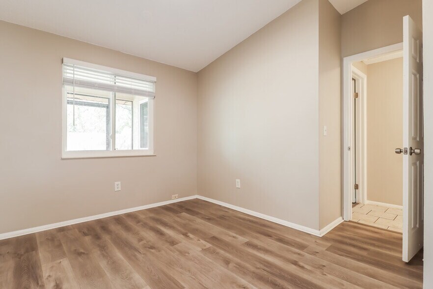 Building Photo - 633 Timber Bay Cir W