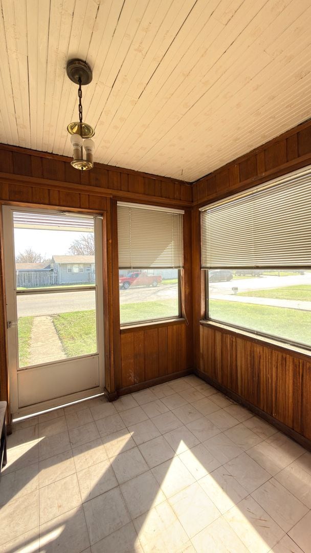 Building Photo - HOUSE....2 Bedroom 1 Bath