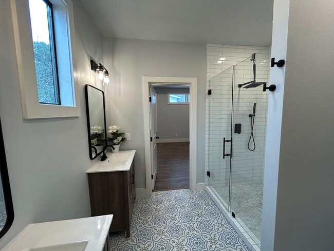 Building Photo - 2BED / 1BATH Condo/Townhome For Lease! Available NOW!