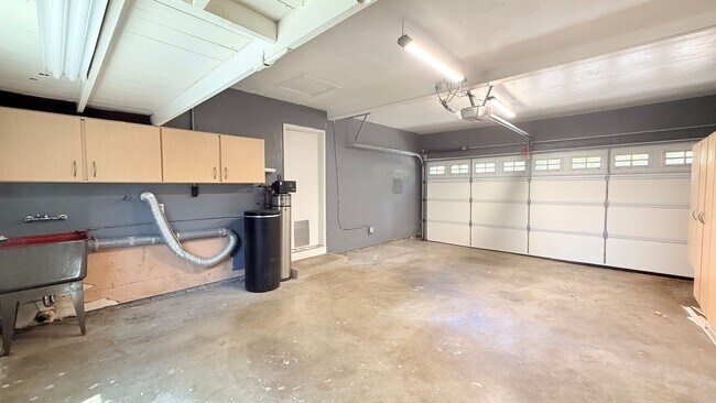 Building Photo - 1771 Lynwood Dr
