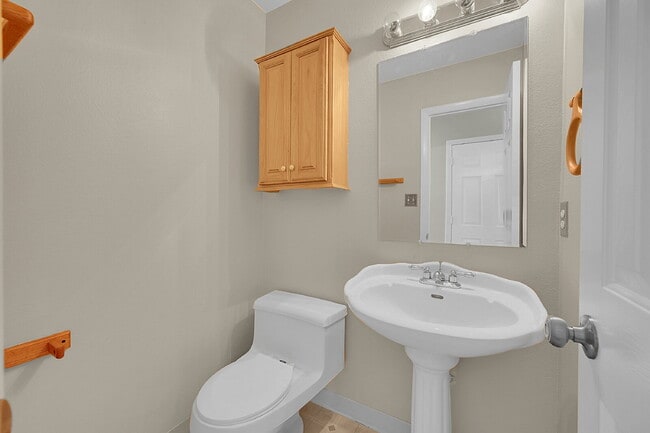 Building Photo - $2,490.95, 4 bed, 2.5 bath, located in Englewood