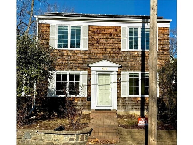 Primary Photo - 709 Wayzata Blvd E