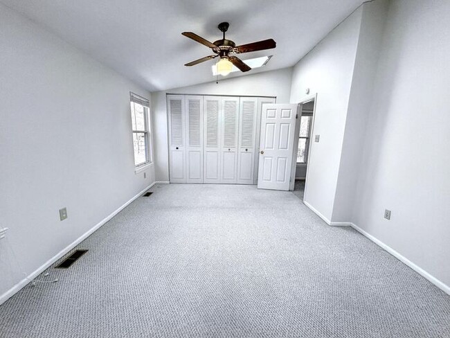 Building Photo - Charming 2-Bedroom Home with Modern Amenit...