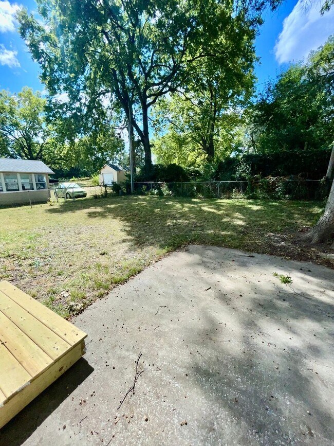 Building Photo - Updated 4-Bedroom Bungalow with Modern Kit...
