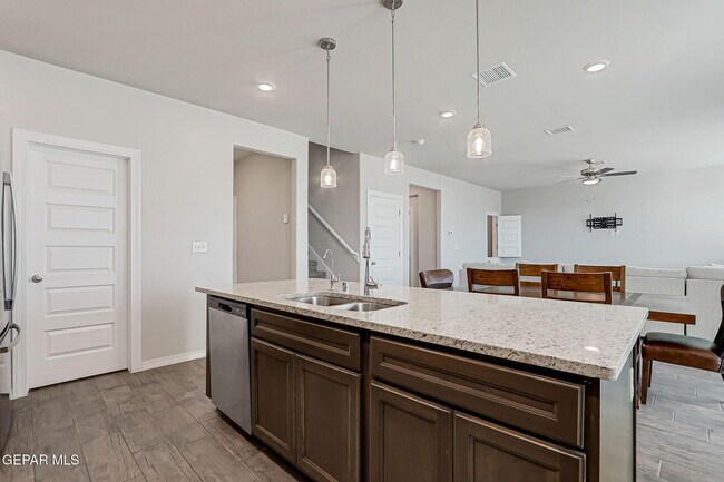 Building Photo - 13130 Oakhampton Ave