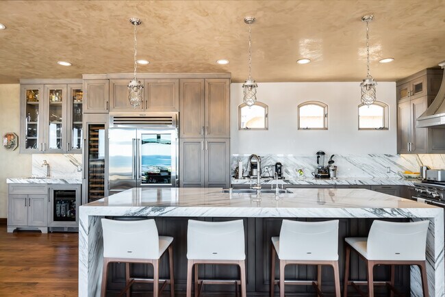 Building Photo - 221 30th St