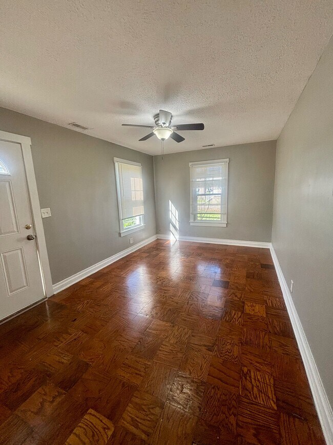 Building Photo - 615 Dresden Ave