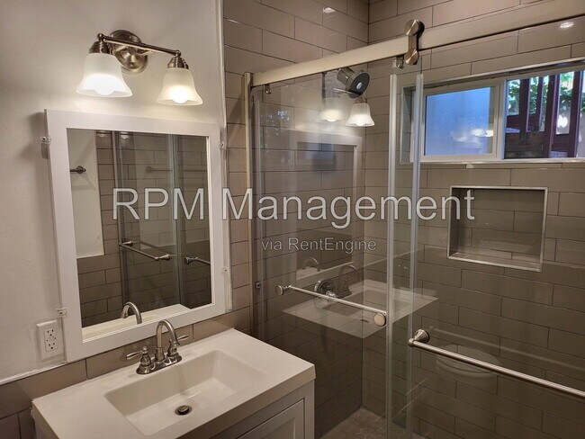 Building Photo - 831 1/3 N Formosa Ave