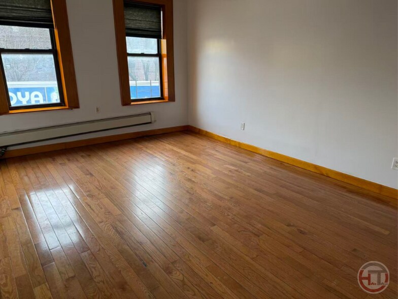 Building Photo - 1858 Archer St