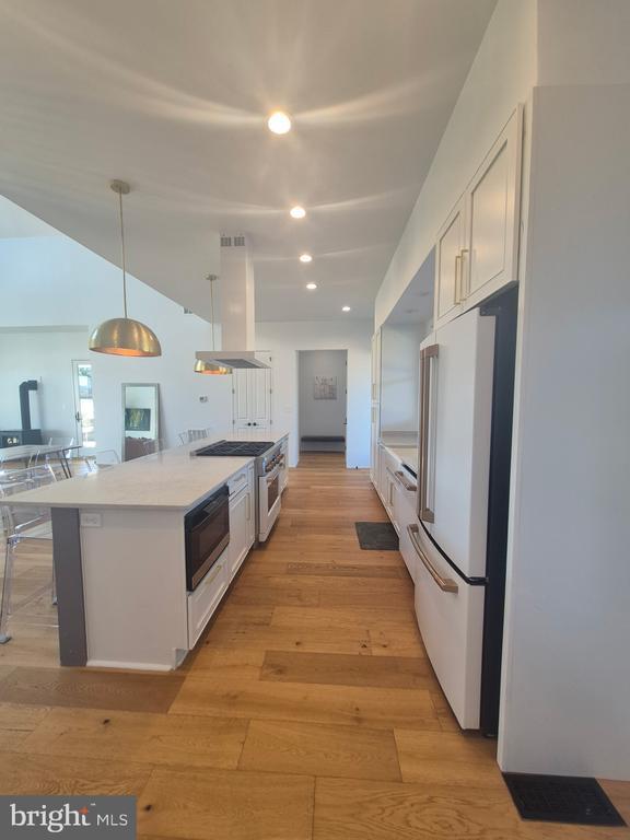 Building Photo - 330 Majestic Ln