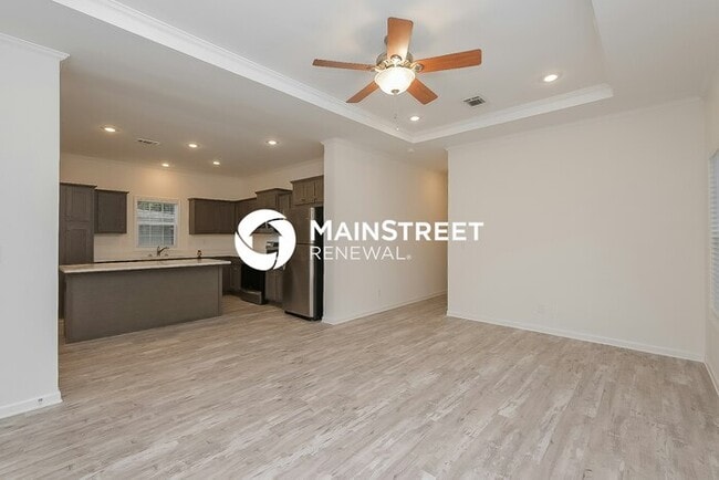 Building Photo - 4 Bedroom Pet-Friendly Home in St. Petersb...