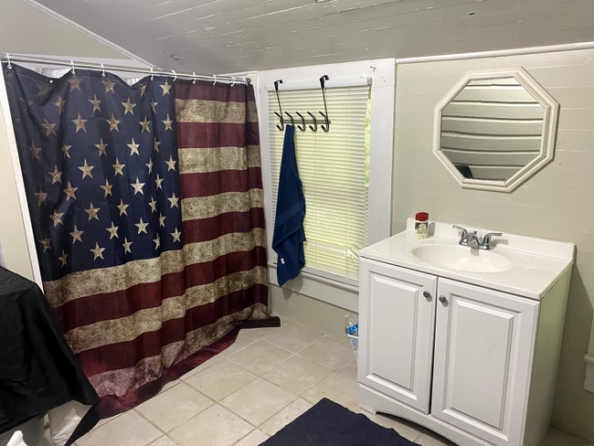 Building Photo - 3 Bedroom 2 Bath Walking Distance to La Tech