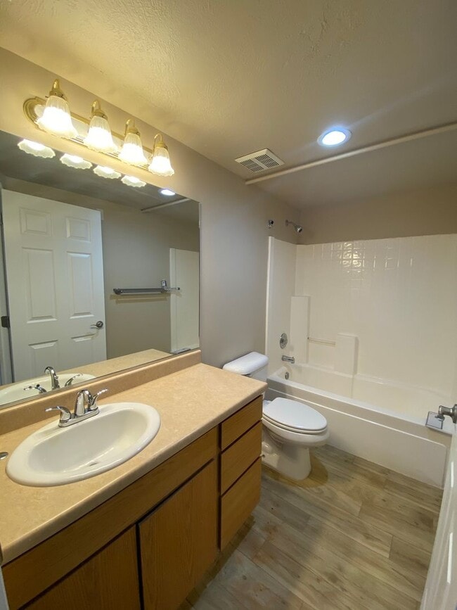 Building Photo - UTILITIES INCLUDED 2 bed 3 bath apartment in Hildale